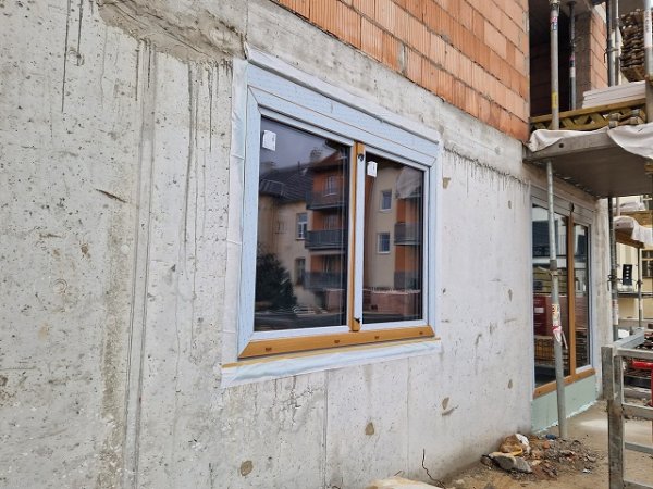 Bytový dům Slovanská už má osazená okna!